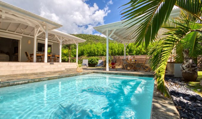 Location villa Martinique Le Diamant pieds dans l’eau avec piscine et jardin privés