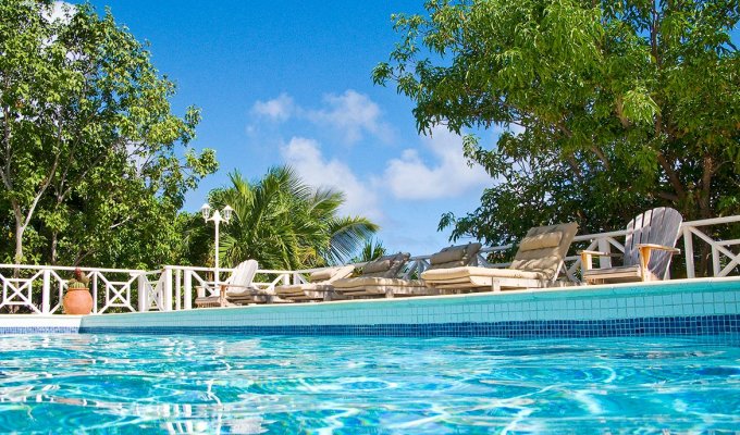 Location villa de charme pieds dans l'eau avec une vue imprenable et piscine privée.