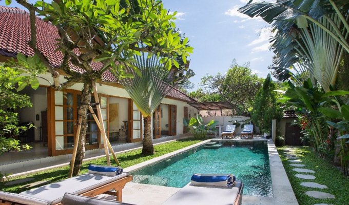 Location Villa Canggu Bali avec piscine privée proche de la plage et personnel 