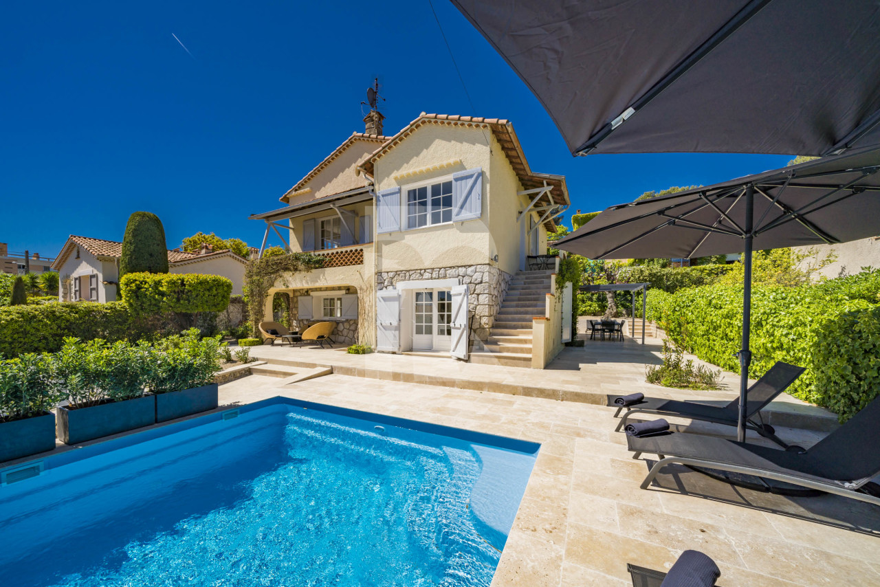 Location Villa Cote d Azur Antibes piscine privée