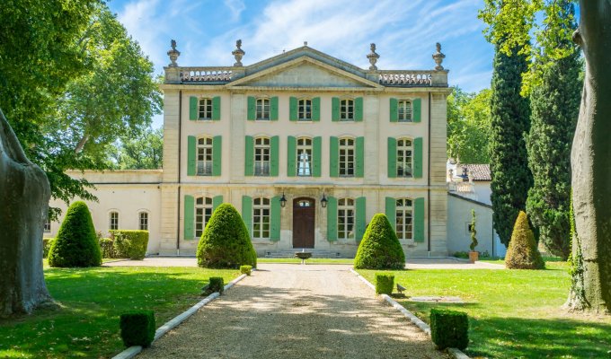 Avignon location chateau luxe Provence piscine privee et personnel ceremonies