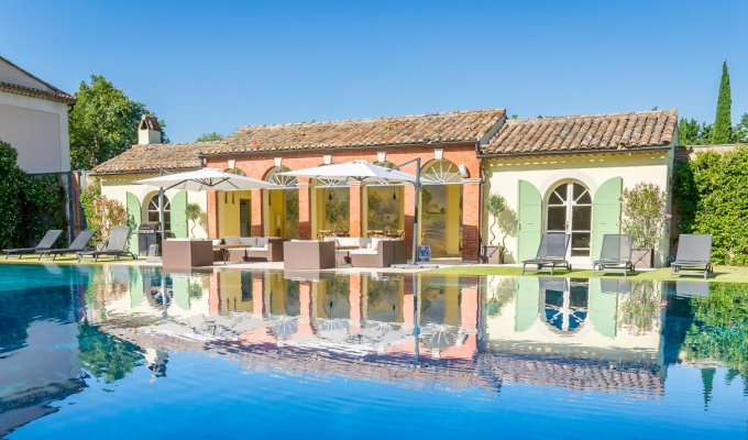 Avignon location chateau luxe Provence piscine privee et personnel ceremonies