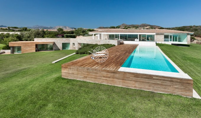 Location villa de Luxe en Sardaigne avec piscine privée et Personnel