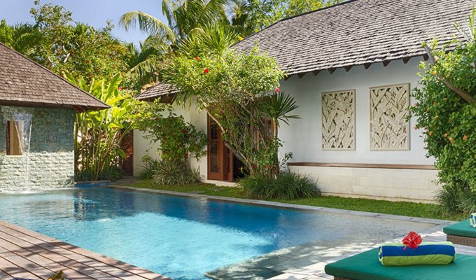 Location villa Bali Seminyak piscine privée et jacuzzi au bord de la mer avec personnel  