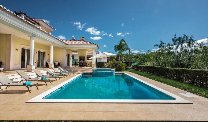 Location Villa Luxe Algarve Vilamoura avec piscine chauffée et bordant le parcours de Golf