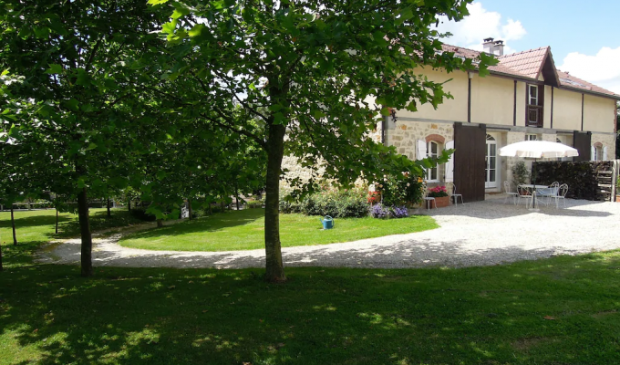 Location Maison vacances Champagne sur une propriété avec un parc, château et piscine