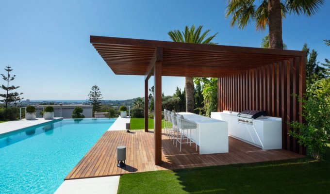 Terrasse ombragée vue piscine