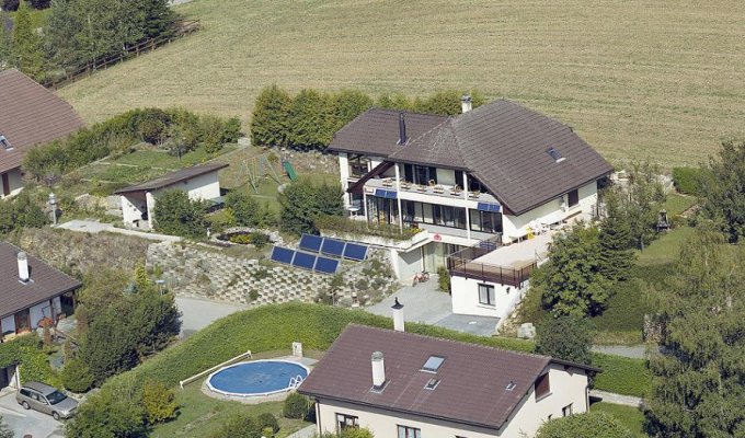 Location Appartement en Villa 4/6 pers à 20 km du lac à Travers dans le canton de Neuchâtel (Villa Moncalme vue d'avion)