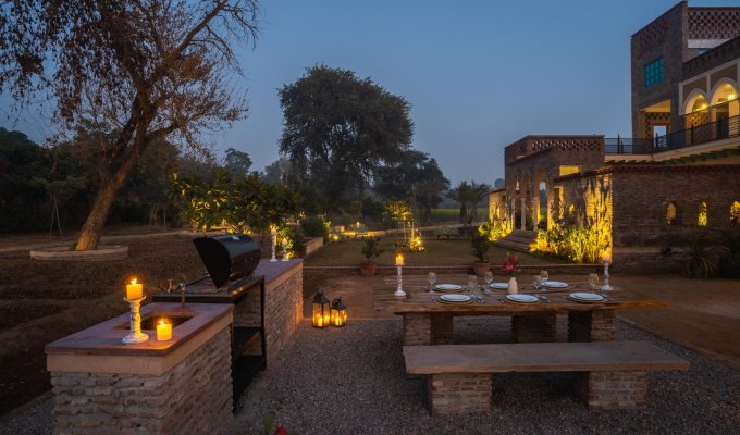Location villa de luxe Gurgaon Gurugram avec piscine privée et petit-déjeuner proche du village de Beri