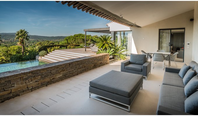 Location Villa de Luxe Cote d Azur Saint Tropez Ramatuelle vue sur mer piscine privée Conciergerie.