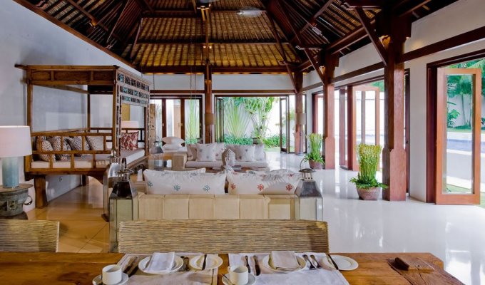 Location villa Bali Seminyak piscine privée 400m au bord de la plage avec personnel inclus