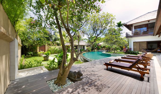 Location villa Bali Seminyak piscine privée au bord de la mer personnel inclus