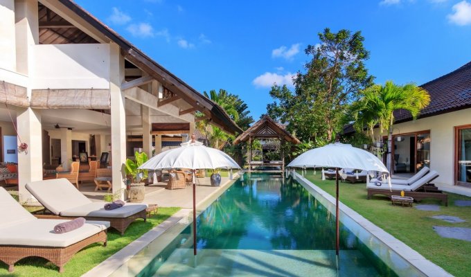 Location villa Bali Seminyak piscine privée au bord de la plage et personnel inclus