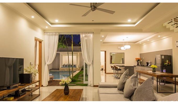 Location villa Bali Seminyak piscine privée au bord de la mer avec personnel inclus