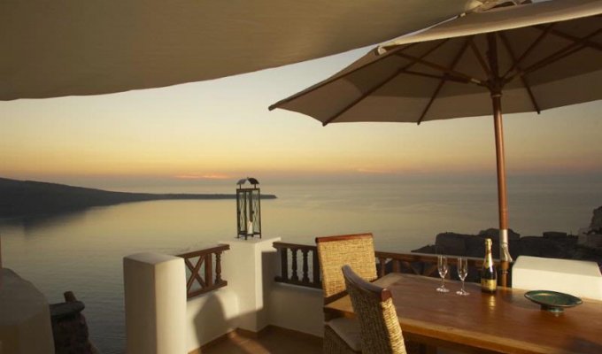 Location villa de luxe à Santorin, avec jacuzzi et vue sur la mer.