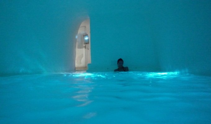Location Villa de Luxe Santorin, avec piscine chauffée intérieure et vue sur la mer.