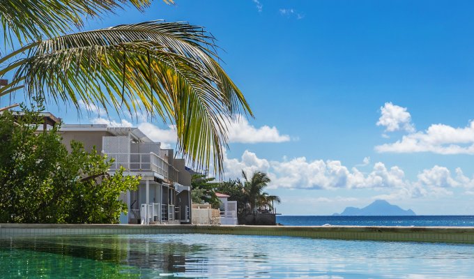 Location villa de luxe à Beacon Hill en front de mer avec piscine privée et une vue imprenable sur l'océan.