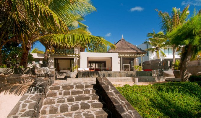 Location villa Ile Maurice pieds dans l'eau à Roches Noires avec personnel Cote Est