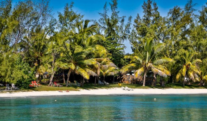 Location Villa Ile Maurice Pieds dans l'eau Grand Baie Plage de Merville avec personnel