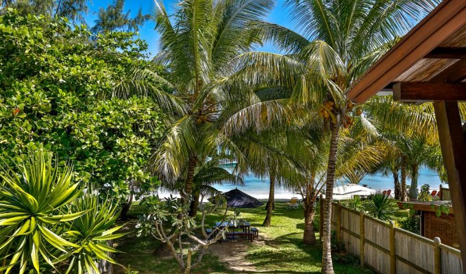 Location Villa Ile Maurice Pieds dans l'eau Grand Baie Plage de Merville avec personnel