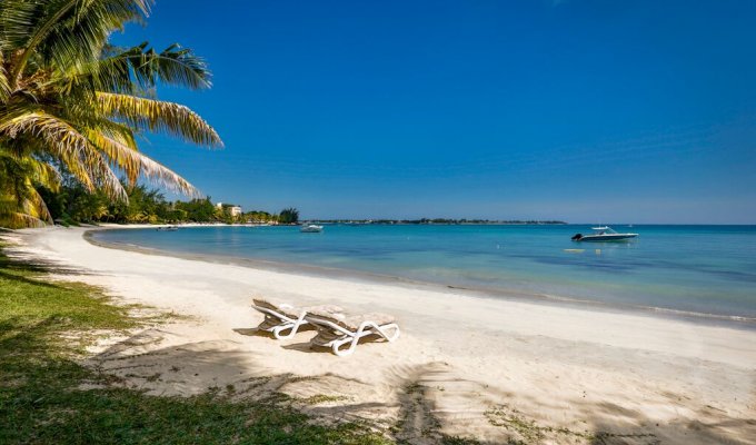 Location Villa Ile Maurice Pieds dans l'eau Grand Baie Plage de Merville avec personnel