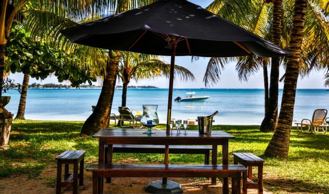 Location Villa Ile Maurice Pieds dans l'eau Grand Baie Plage de Merville avec personnel