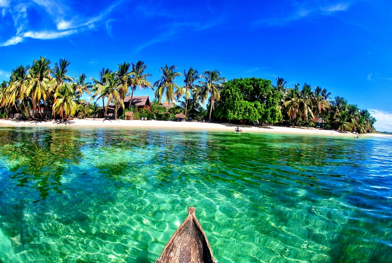 Cabane dans l'arbre sur la plage à Sainte Marie Madagascar
