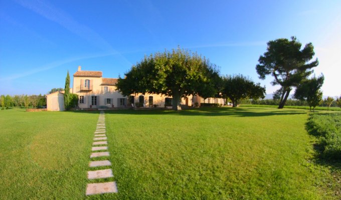 Avignon location villa luxe Provence avec piscine privee et tennis