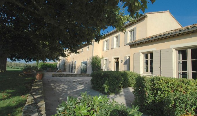 Avignon location villa luxe Provence avec piscine privee et tennis