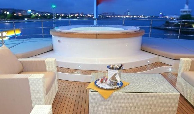 Location Yacht Luxe Marseille avec equipage jacuzzi 