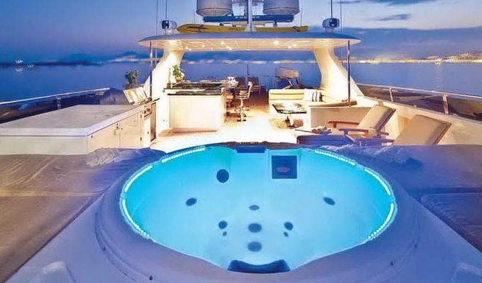 Location Yacht Luxe Marseille avec equipage jacuzzi