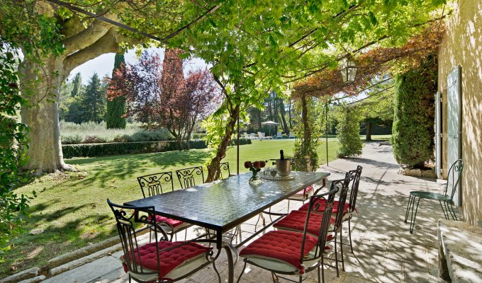 Location villa luxe Saint Remy de Provence avec piscine privee chauffee et personnel