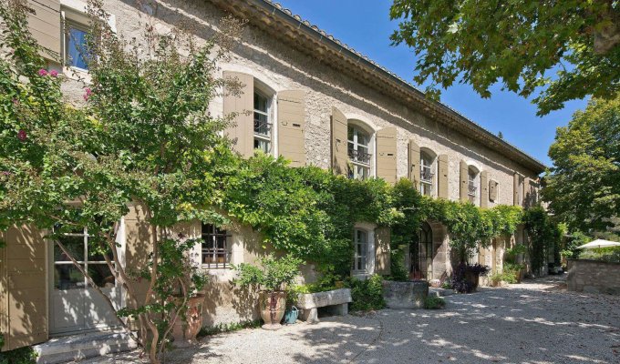 Location villa luxe Saint Remy de Provence avec piscine privee chauffee et personnel