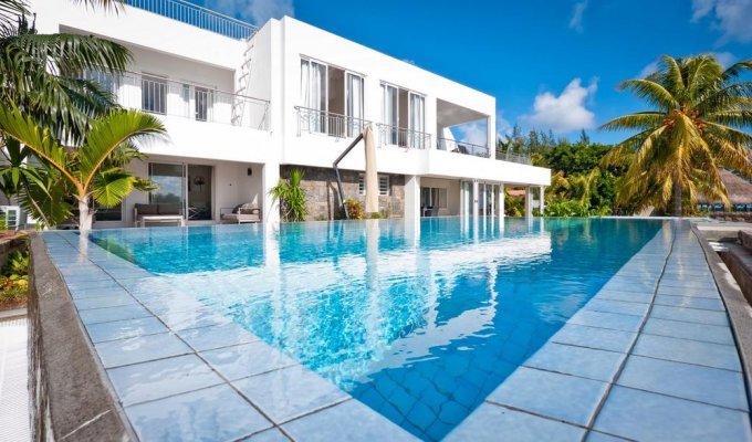 Ile Maurice Location villa Grand Baie pieds dans l'eau piscine et chef à Pereybere