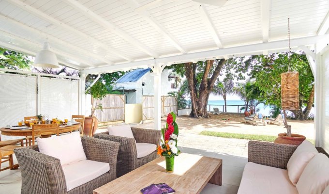 Location Villa Ile Maurice pieds dans l'eau sur la plage de Pereybere Grand Baie avec Services Hotel