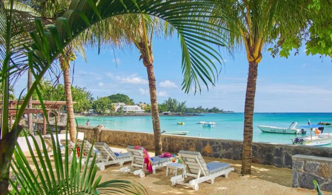 Location Villa Ile Maurice pieds dans l'eau sur la plage de Pereybere Grand Baie avec Services Hotel