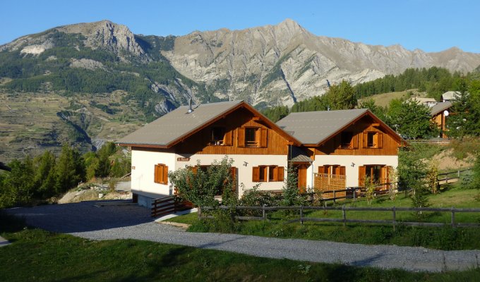 Location Chalet Les Orres pied des pistes vue montagne