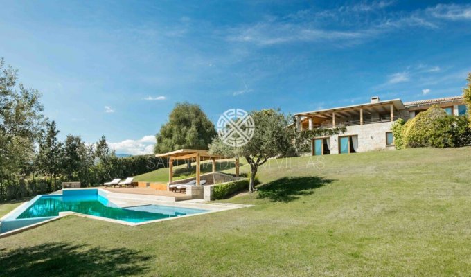 Location villa en Sardaigne avec piscine privée et Personnel