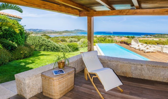 Location villa en Sardaigne avec piscine privée et Personnel