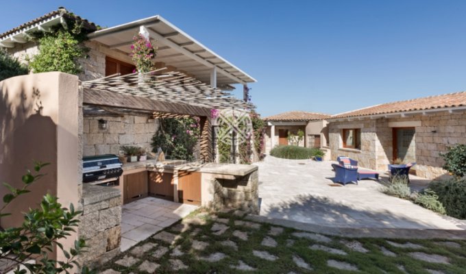 Location villa en Sardaigne avec Personnel proche du village de Puntaldia et de la plage