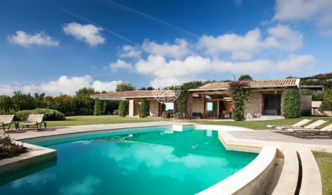 Location villa en Sardaigne avec piscine privée et Personnel