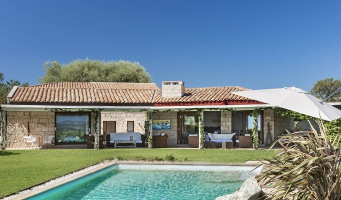 Location villa en Sardaigne avec piscine privée et Personnel