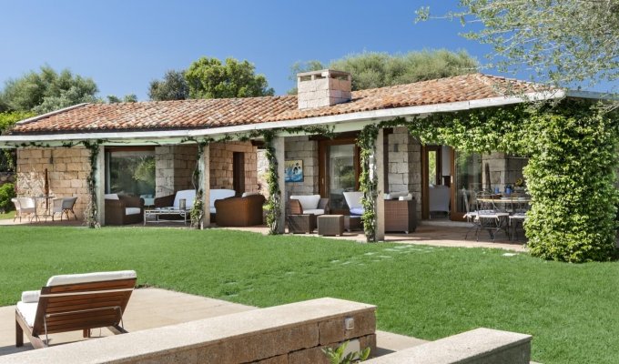 Location villa en Sardaigne avec piscine privée et Personnel