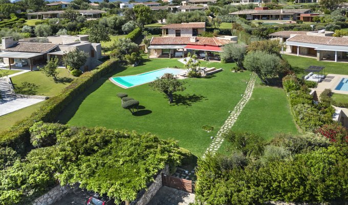 Location villa en Sardaigne avec piscine privée et Personnel