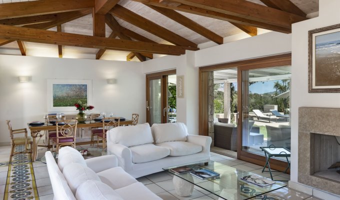 Location villa en Sardaigne avec piscine privée et Personnel