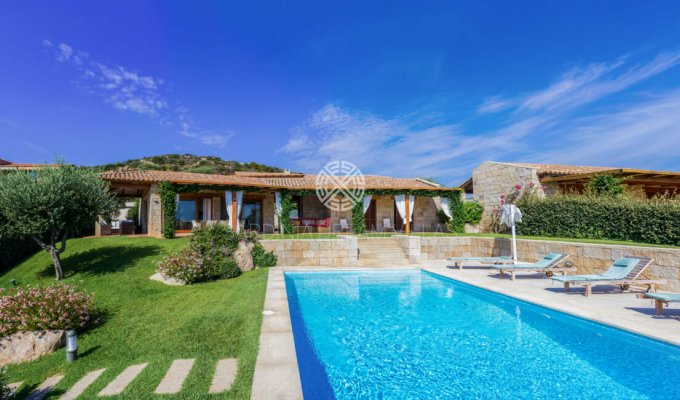 Location villa en Sardaigne avec piscine privée et Personnel