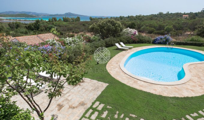 Location villa en Sardaigne avec piscine privée et Personnel