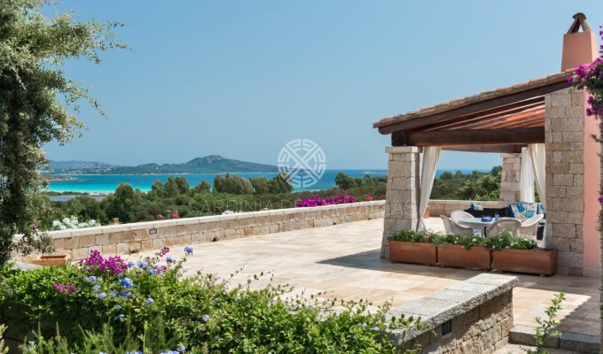 Location villa en Sardaigne avec piscine privée et Personnel