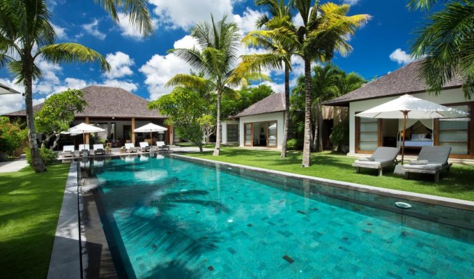 Location villa Bali Seminyak piscine privée au bord de la mer avec personnel  