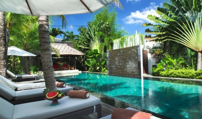 Location villa Bali Seminyak piscine privée au bord de la mer avec personnel  